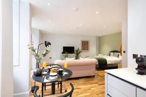 sala de estar con sofá y cama en Dragon Suites Luxury Serviced Apartments at Alva Street en Edimburgo