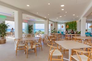 Reštaurácia alebo iné gastronomické zariadenie v ubytovaní Hotel Maysi