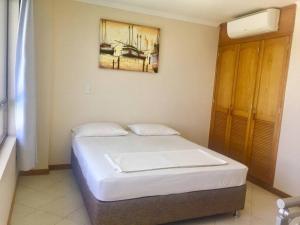 Ένα ή περισσότερα κρεβάτια σε δωμάτιο στο Apartamentos Edificio El Peñón del Rodadero!