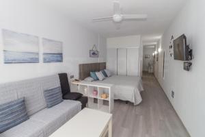 Televízia a/alebo spoločenská miestnosť v ubytovaní Moderno Estudio con terraza en Las Canteras