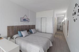 Posteľ alebo postele v izbe v ubytovaní Moderno Estudio con terraza en Las Canteras + 21 fotografií