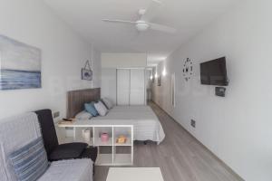 Televízia a/alebo spoločenská miestnosť v ubytovaní Moderno Estudio con terraza en Las Canteras