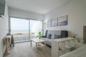 Televízia a/alebo spoločenská miestnosť v ubytovaní Moderno Estudio con terraza en Las Canteras