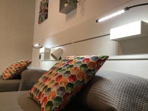 ein Wohnzimmer mit einem Sofa und einem Kissen in der Unterkunft AliceA apartment in Siracusa in Syrakus