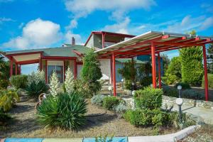 a house with a garden in front of it at Villa Papavero in Maronia