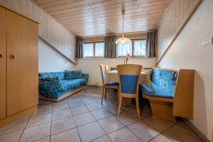 ein Wohnzimmer mit einem Tisch und einem Sofa in der Unterkunft App Sonne Nr 22 in Luttach