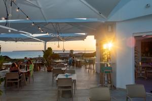 Reštaurácia alebo iné gastronomické zariadenie v ubytovaní Hotel Maysi