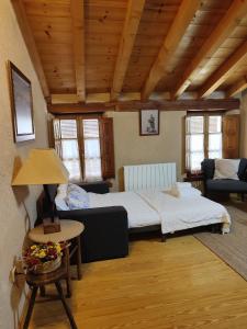 1 dormitorio con 2 camas y mesa con lámpara en Casa Pinines en Torre Val de San Pedro