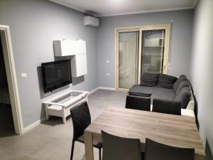 TV a/nebo společenská místnost v ubytování Junik Apartment