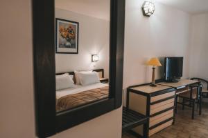 Letto o letti in una camera di Hôtel & Résidence Le Subrini