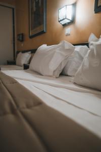 Letto o letti in una camera di Hôtel & Résidence Le Subrini