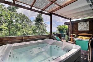 eine Whirlpool-Badewanne auf der Terrasse eines Hauses in der Unterkunft EDEN FOREST Villas in Pointe-Noire