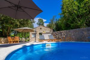 Bazén v ubytování STONE HOUSE LEANI nebo v jeho okolí