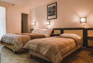 Letto o letti in una camera di Hôtel & Résidence Le Subrini