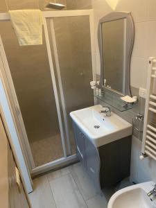 un baño con ducha y lavabo en Il Cancello, en Matera 19 fotos más