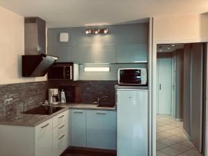 Kuchyňa alebo kuchynka v ubytovaní Standing et océan à 50m, appartement de l'oasis