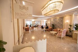 Lobby o reception area sa Magnum Hotel & Suites West Bay