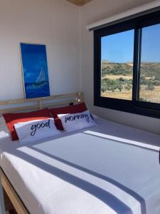 Postel nebo postele na pokoji v ubytování Zeytinycesme l Tiny Houses & Farm l Çeşme