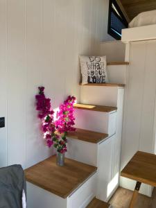 Postel nebo postele na pokoji v ubytování Zeytinycesme l Tiny Houses & Farm l Çeşme