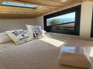 Postel nebo postele na pokoji v ubytování Zeytinycesme l Tiny Houses & Farm l Çeşme
