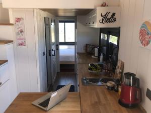 Kuchyň nebo kuchyňský kout v ubytování Zeytinycesme l Tiny Houses & Farm l Çeşme