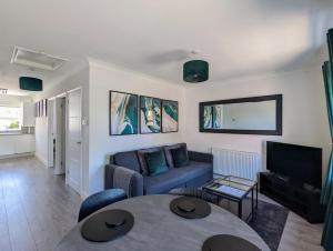 sala de estar con sofá y mesa en Saffron Court by Wycombe Apartments - Apt 12 en High Wycombe