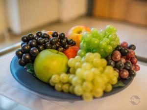 um prato azul de fruta numa mesa em Ferienwohnung Christine em Bad Wildbad