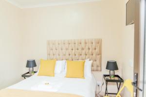 Ένα ή περισσότερα κρεβάτια σε δωμάτιο στο Esther Guest House