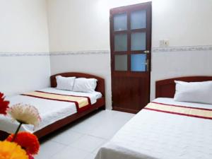 Giường trong phòng chung tại Nhu quynh motel