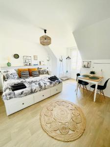 een witte slaapkamer met een bed en een tafel bij Hyper centre ideal aeroport Beauvais in Beauvais
