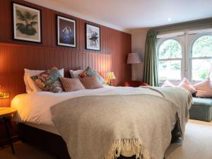 Un pat sau paturi într-o cameră la Dukes Head Hotel