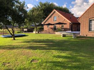 een picknicktafel in een tuin voor een huis bij Valleihoeve in Woudenberg