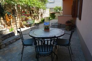 Patio alebo iná vonkajšia časť ubytovania Apartment Vesela 2