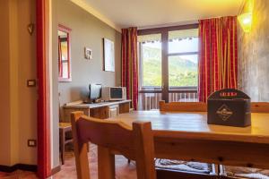 a dining room with a table and a window at Residence Stalle Lunghe in Prato Nevoso