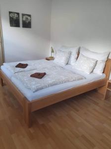 łóżko z dwoma ręcznikami w pokoju w obiekcie Villa Slupečná w mieście Lipno nad Vltavou