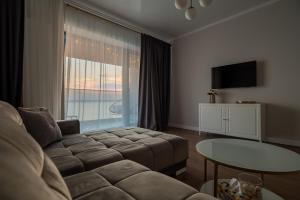 Golden Mirage Sunset Apartment tesisinde bir oturma alanı