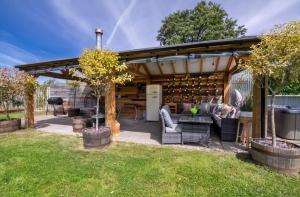 O grădină în afara The Stables Luxury House with Hot tub