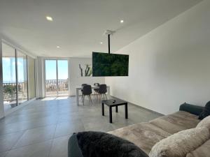 Posezení v ubytování 190 Sqm Apartment in Swieqi with Views and free high speed Wifi