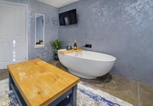 O baie la The Stables Luxury House with Hot tub +81 fotografii