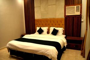 En eller flere senge i et værelse på شاليهات البيوت الهنية