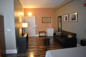 ein Wohnzimmer mit einem Sofa, einem Bett und einem Tisch in der Unterkunft Northport Inn Boutique Hotel R203 in Northport