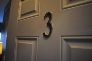 eine Nummer an der Tür eines Hauses in der Unterkunft Northport Inn Boutique Hotel R203 in Northport