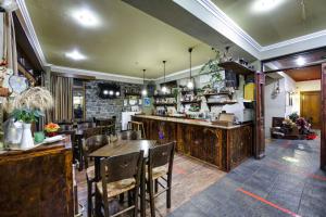 The lounge or bar area at Hotel Teloneio