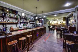 The lounge or bar area at Hotel Teloneio
