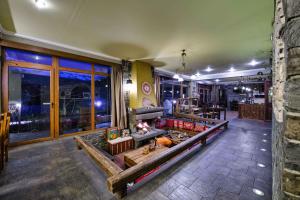 A seating area at Hotel Teloneio