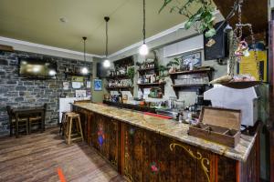 The lounge or bar area at Hotel Teloneio
