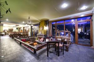 A seating area at Hotel Teloneio