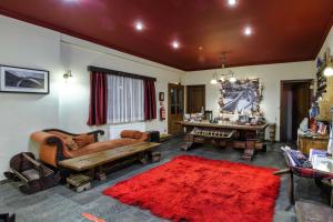 A seating area at Hotel Teloneio