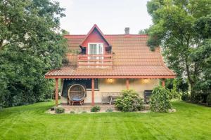 dom z tarasem na trawniku w obiekcie Domek w Lipieńcu w mieście Raźny Nowe