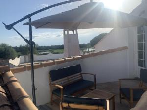 Balkón alebo terasa v ubytovaní Appartement Domaine du soleil couchant